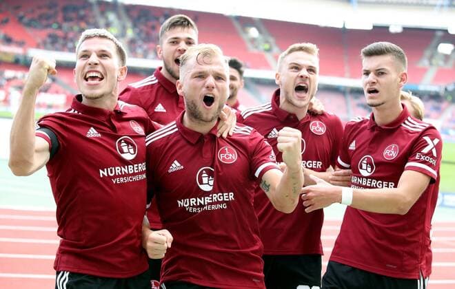 23 10 2021 Fussball Saison 2021 2022 2 Fussball Bundesliga 11 Spieltag 1 FC Nürnberg FCN Club FC Heidenheim 1846 FCH Sportfoto Zink DaMa DFL regulations prohibit any use of photographs as image sequences and or quasi video only for editorial use Jubel Freude Torjubel nach Tor zum 3 0 Lino Tempelmann 6, 1 FC Nürnberg FCN Eric Shuranov 11, 1 FC Nürnberg FCN Johannes Geis 5, 1 FC Nürnberg FCN Christopher Schindler 16, 1 FC Nürnberg FCN Tim Handwerker 29, 1 FC Nürnberg FCN Tom Krauß Krauss 14, 1 FC Nürnberg FCN cheers joy goal scorer Johannes Geis 5, 1 FC Nürnberg FCN