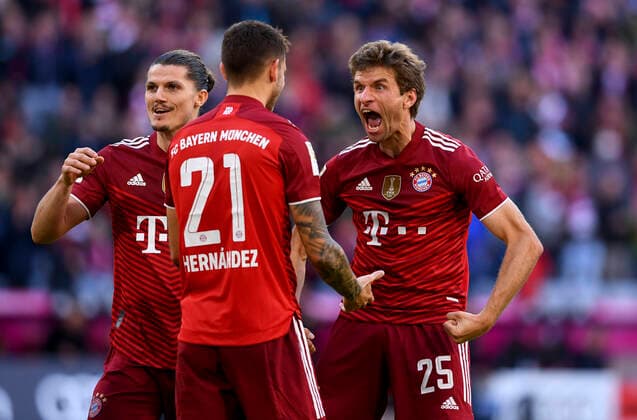 Football 1 Bundesliga Season 2021 2022 9 Matchday FC Bayern Muenchen TSG 1899 Hoffenheim 23 10 2021 Cheering after the goal to 2 0 with Marcel Sabitzer left, FC Bayern Muenchen Lucas Hernandez FC Bayern Muenchen and Thomas Mueller right, FC Bayern Muenchen