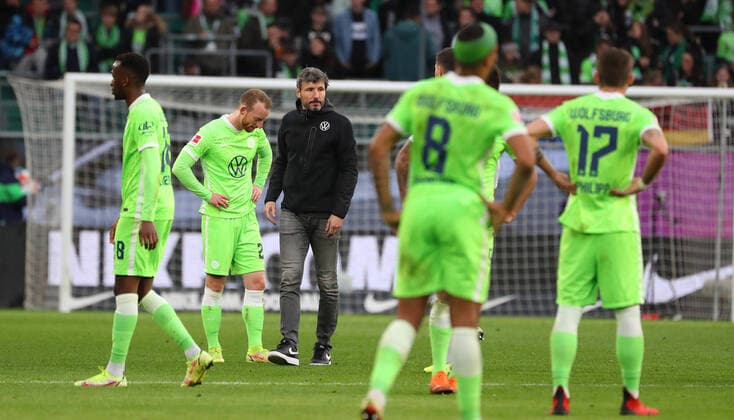 VfL vs Freiburg, 1 BL Wolfsburg, 23 10 2021, FOOTBALL VfL Wolfsburg vs SC Freiburg, 1 BL, season 2021 22, VW Arena picture shows end of game, head coach Mark van Bommel VfL Wolfsburg Wolfsburg.