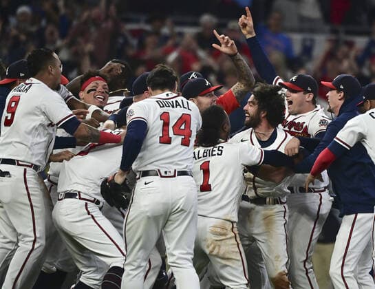 The Atlanta Braves celebrate after defeating the Los Angeles Dodgers in game six of the MLB, Baseball Herren, USA NLCS at Truist Park on Saturday, October 23, 2021 in Atlanta, Georgia. The Braves advance to the 2021 World Series to play the Houston Astros after defeating the Los Angeles Dodgers 4-2 clinching the championship series 4-2.  ATL20211023472 DAVIDxTULIS