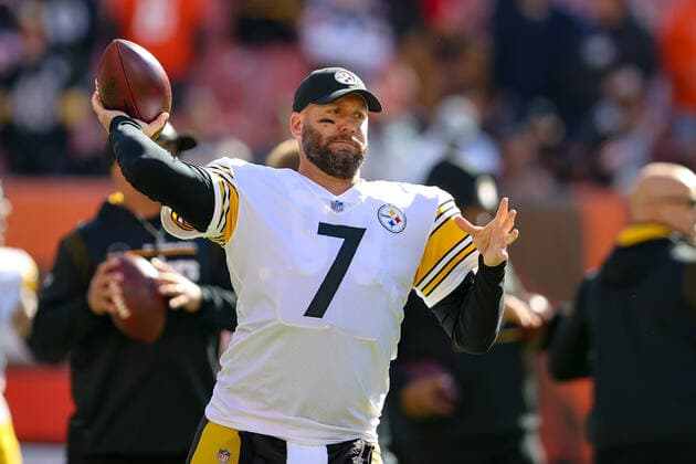 CLEVELAND, OH - OCTOBER 31: Pittsburgh Steelers quarterback Ben Roethlisberger (7) warms up prior to the National Football League game between the Pittsburgh Steelers and Cleveland Browns on October 31, 2021, at FirstEnergy Stadium in Cleveland, OH. (Photo by Frank Jansky Icon Sportswire) NFL, American Football Herren, USA OCT 31 Steelers at Browns Icon211031003