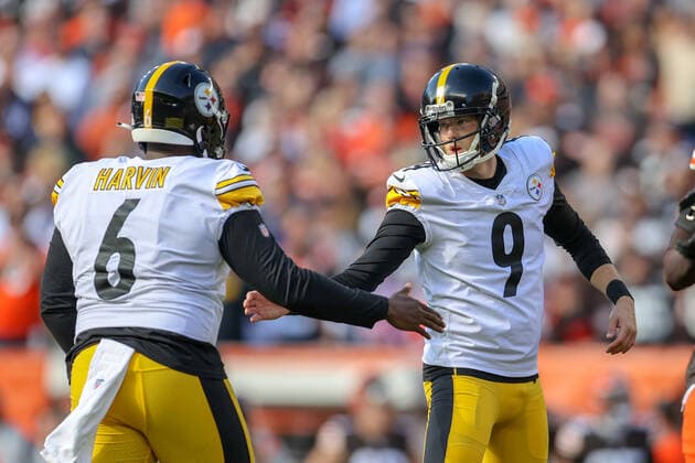 CLEVELAND, OH - OCTOBER 31: Pittsburgh Steelers place kicker Chris Boswell (9) is congratulated by Pittsburgh Steelers punter Pressley Harvin (6) after kicking a 31-yard field goal during the first quarter of the National Football League game between the Pittsburgh Steelers and Cleveland Browns on October 31, 2021, at FirstEnergy Stadium in Cleveland, OH. (Photo by Frank Jansky Icon Sportswire) NFL, American Football Herren, USA OCT 31 Steelers at Browns Icon211031005