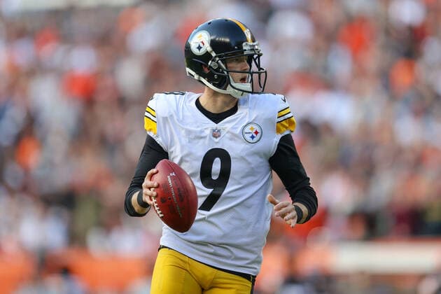 CLEVELAND, OH - OCTOBER 31: Pittsburgh Steelers place kicker Chris Boswell (9) looks for a receiver on a fake field goal attempt during the second quarter of the National Football League game between the Pittsburgh Steelers and Cleveland Browns on October 31, 2021, at FirstEnergy Stadium in Cleveland, OH. (Photo by Frank Jansky Icon Sportswire) NFL, American Football Herren, USA OCT 31 Steelers at Browns Icon211031009