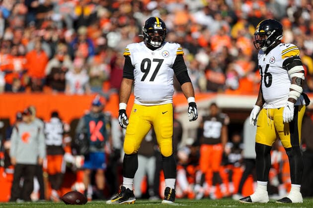 CLEVELAND, OH - OCTOBER 31: Pittsburgh Steelers defensive tackle Cameron Heyward (97) at the line of scrimmage during the first quarter of the National Football League game between the Pittsburgh Steelers and Cleveland Browns on October 31, 2021, at FirstEnergy Stadium in Cleveland, OH. (Photo by Frank Jansky Icon Sportswire) NFL, American Football Herren, USA OCT 31 Steelers at Browns Icon211031021