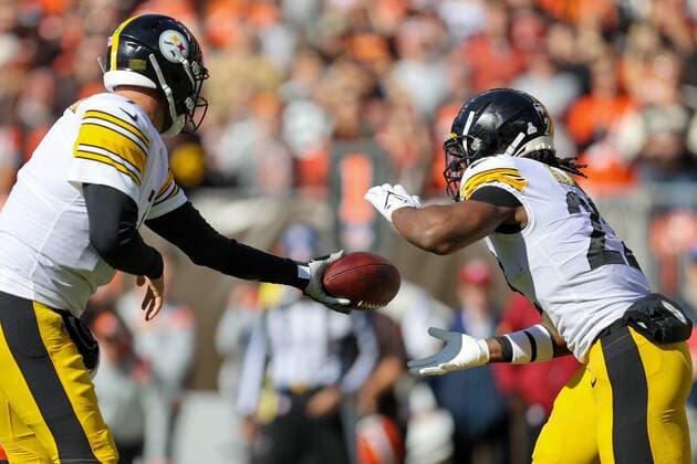 CLEVELAND, OH - OCTOBER 31: Pittsburgh Steelers quarterback Ben Roethlisberger (7) hands off to Pittsburgh Steelers running back Najee Harris (22) during the first quarter of the National Football League game between the Pittsburgh Steelers and Cleveland Browns on October 31, 2021, at FirstEnergy Stadium in Cleveland, OH. (Photo by Frank Jansky Icon Sportswire) NFL, American Football Herren, USA OCT 31 Steelers at Browns Icon211031035