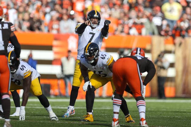 CLEVELAND, OH - OCTOBER 31: Pittsburgh Steelers quarterback Ben Roethlisberger (7) looks over the defends during the first quarter of the National Football League game between the Pittsburgh Steelers and Cleveland Browns on October 31, 2021, at FirstEnergy Stadium in Cleveland, OH. (Photo by Frank Jansky Icon Sportswire) NFL, American Football Herren, USA OCT 31 Steelers at Browns Icon211031038