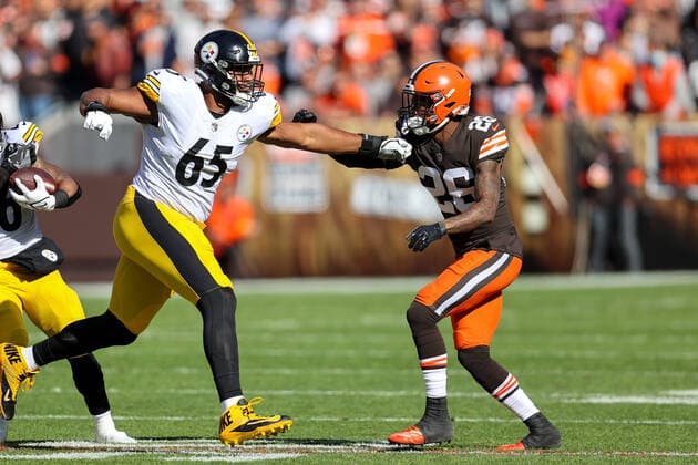CLEVELAND, OH - OCTOBER 31: Pittsburgh Steelers offensive tackle Dan Moore (65) blocks Cleveland Browns cornerback Greedy Williams (26) during the first quarter of the National Football League game between the Pittsburgh Steelers and Cleveland Browns on October 31, 2021, at FirstEnergy Stadium in Cleveland, OH. (Photo by Frank Jansky Icon Sportswire) NFL, American Football Herren, USA OCT 31 Steelers at Browns Icon211031040
