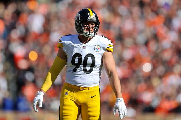 CLEVELAND, OH - OCTOBER 31: Pittsburgh Steelers linebacker T.J. Watt (90) on the field during the first quarter of the National Football League game between the Pittsburgh Steelers and Cleveland Browns on October 31, 2021, at FirstEnergy Stadium in Cleveland, OH. (Photo by Frank Jansky Icon Sportswire) NFL, American Football Herren, USA OCT 31 Steelers at Browns Icon211031045
