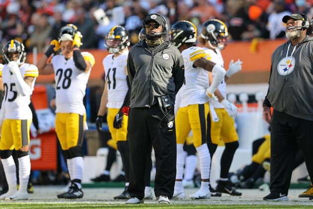 CLEVELAND, OH - OCTOBER 31: Pittsburgh Steelers head coach Mike Tomlin on the sideline during the first quarter of the National Football League game between the Pittsburgh Steelers and Cleveland Browns on October 31, 2021, at FirstEnergy Stadium in Cleveland, OH. (Photo by Frank Jansky Icon Sportswire) NFL, American Football Herren, USA OCT 31 Steelers at Browns Icon211031047