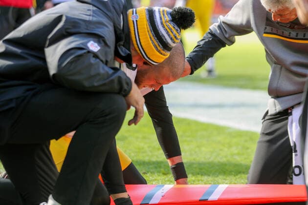 CLEVELAND, OH - OCTOBER 31: Pittsburgh Steelers place kicker Chris Boswell (9) is assisted by Steelers trainers after being knocked out of bounds on a fake field goal during the second quarter of the National Football League game between the Pittsburgh Steelers and Cleveland Browns on October 31, 2021, at FirstEnergy Stadium in Cleveland, OH. (Photo by Frank Jansky Icon Sportswire) NFL, American Football Herren, USA OCT 31 Steelers at Browns Icon211031062