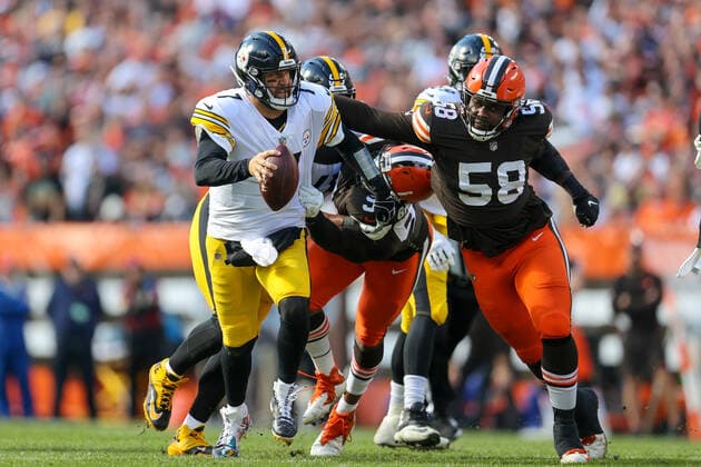 CLEVELAND, OH - OCTOBER 31: Pittsburgh Steelers quarterback Ben Roethlisberger (7) is pressured by Cleveland Browns defensive tackle Malik McDowell (58) during the second quarter of the National Football League game between the Pittsburgh Steelers and Cleveland Browns on October 31, 2021, at FirstEnergy Stadium in Cleveland, OH. (Photo by Frank Jansky Icon Sportswire) NFL, American Football Herren, USA OCT 31 Steelers at Browns Icon211031085