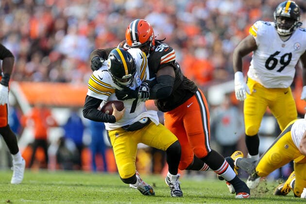 CLEVELAND, OH - OCTOBER 31: Pittsburgh Steelers quarterback Ben Roethlisberger (7) is sacked by Cleveland Browns defensive tackle Malik McDowell (58) during the second quarter of the National Football League game between the Pittsburgh Steelers and Cleveland Browns on October 31, 2021, at FirstEnergy Stadium in Cleveland, OH. (Photo by Frank Jansky Icon Sportswire) NFL, American Football Herren, USA OCT 31 Steelers at Browns Icon211031086