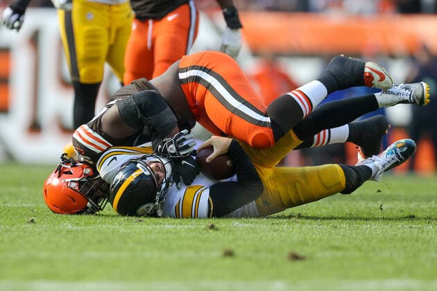 CLEVELAND, OH - OCTOBER 31: Pittsburgh Steelers quarterback Ben Roethlisberger (7) is sacked by Cleveland Browns defensive tackle Malik McDowell (58) during the second quarter of the National Football League game between the Pittsburgh Steelers and Cleveland Browns on October 31, 2021, at FirstEnergy Stadium in Cleveland, OH. (Photo by Frank Jansky Icon Sportswire) NFL, American Football Herren, USA OCT 31 Steelers at Browns Icon211031087