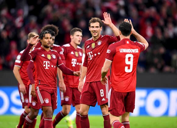 FOOTBALL CHAMPIONS LEAGUE SEASON 2021 2022 Preliminary Round Group E FC Bayern Muenchen Benfica Lisbon 02 11 2021 Cheering after the goal for 1 0 with Serge Gnabry left, FC Bayern Muenchen and Leon Goretzka middle, FC Bayern Muenchen and the goal scorer Robert Lewandowski right, FC Bayern Muenchen