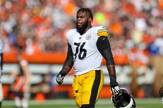 CLEVELAND, OH - OCTOBER 31: Pittsburgh Steelers offensive tackle Chukwuma Okorafor (76) on the field during the third quarter of the National Football League game between the Pittsburgh Steelers and Cleveland Browns on October 31, 2021, at FirstEnergy Stadium in Cleveland, OH. (Photo by Frank Jansky Icon Sportswire) NFL, American Football Herren, USA OCT 31 Steelers at Browns Icon211031153