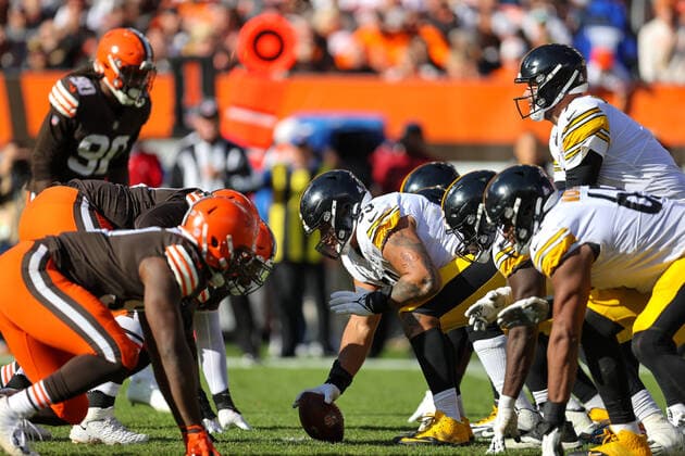 CLEVELAND, OH - OCTOBER 31: Pittsburgh Steelers center Kendrick Green (53) prepares to snap the football during the third quarter of the National Football League game between the Pittsburgh Steelers and Cleveland Browns on October 31, 2021, at FirstEnergy Stadium in Cleveland, OH. (Photo by Frank Jansky Icon Sportswire) NFL, American Football Herren, USA OCT 31 Steelers at Browns Icon211031159