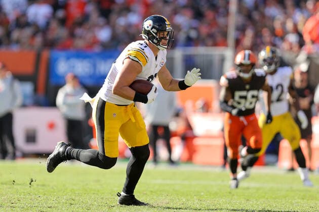 CLEVELAND, OH - OCTOBER 31: Pittsburgh Steelers tight end Zach Gentry (81) runs after making a catch during the fourth quarter of the National Football League game between the Pittsburgh Steelers and Cleveland Browns on October 31, 2021, at FirstEnergy Stadium in Cleveland, OH. (Photo by Frank Jansky Icon Sportswire) NFL, American Football Herren, USA OCT 31 Steelers at Browns Icon211031160