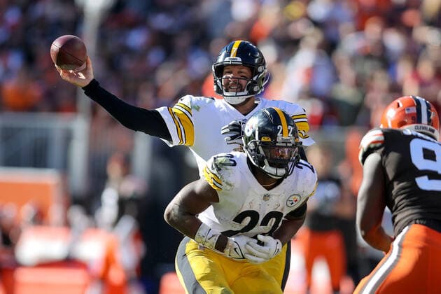 CLEVELAND, OH - OCTOBER 31: Pittsburgh Steelers quarterback Ben Roethlisberger (7) throws a pass during the fourth quarter of the National Football League game between the Pittsburgh Steelers and Cleveland Browns on October 31, 2021, at FirstEnergy Stadium in Cleveland, OH. (Photo by Frank Jansky Icon Sportswire) NFL, American Football Herren, USA OCT 31 Steelers at Browns Icon211031161