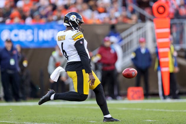 CLEVELAND, OH - OCTOBER 31: Pittsburgh Steelers punter Pressley Harvin (6) punts during the fourth quarter of the National Football League game between the Pittsburgh Steelers and Cleveland Browns on October 31, 2021, at FirstEnergy Stadium in Cleveland, OH. (Photo by Frank Jansky Icon Sportswire) NFL, American Football Herren, USA OCT 31 Steelers at Browns Icon211031164