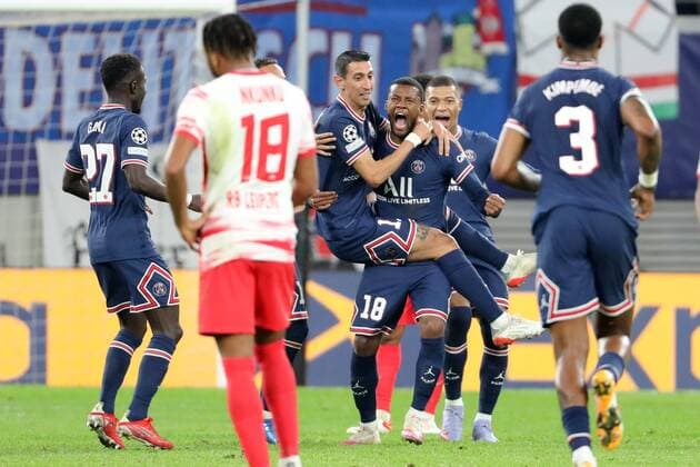 GER, Champions League, Group Stage, RB Leipzig Paris Saint Germain 03 11 2021 , Leipzig, Red Bull Arena, GER, Season 2021 2022, UEFA Champions League, Group Stage, Group A, Match 4 of 6 RasenBallsport Leipzig vs FC Paris Saint Germain in picture Goal celebration PSG after Georginio Wijnaldums goal to make it 1 2 DFL regulations prohibit any use of photographs as image sequences and or quasi video