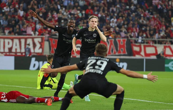 04 11 2021, Football UEFA Europa League, Olympiakos Piraeus Eintracht Frankfurt, emonline, despor, emspor, v l , Goal celebration, celebrate the goal, Evan Ndicka Eintracht Frankfurt , Jesper Lindström Eintracht Frankfurt DFL DFB REGULATIONS PROHIBIT ANY USE OF PHOTOGRAPHS AS IMAGE SEQUENCES AND OR QUASI VIDEO xdcx Copyright: HMBxMedia Claus