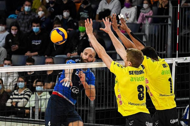 GER, VBL, VfB Friedrichshafen vs Helios Grizzlys Giesen 04 11 2021, ratiopharm Arena, Neu Ulm, GER, VBL, VfB Friedrichshafen vs Helios Grizzlys Giesen, in the picture Vojin Cacic Friedrichshafen, 4 scores, David Seybering Giesen, 8 and Augusto Renato Colito Giesen, 1 try hard in vain nordphotoxGmbHx xHafner nph00200