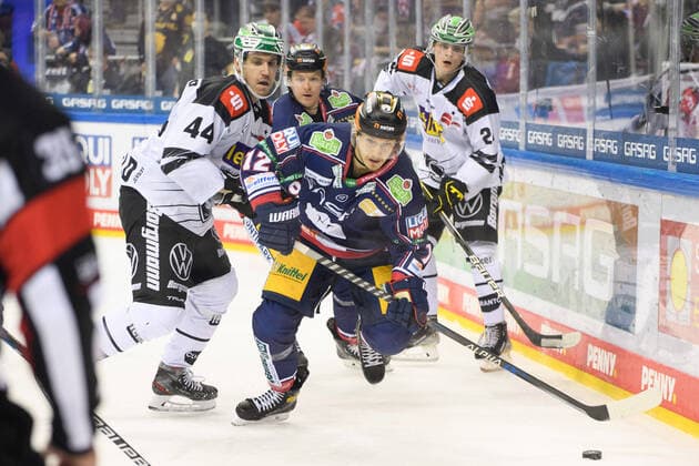 v l Jesper Jensen Aabo Krefeld P, Eric Mik 12 EBB, Alexander Blank Krefeld P, 04 11 2021, DEL Eisbaeren Berlin vs Krefeld Pinguine, GER, Berlin, 04 11 2021, DEL Eisbaeren Berlin vs Krefeld Pinguine Berlin Copyright: xUwexKoch Eibner-Pressefotox EP_UKH
