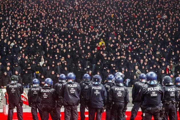BERLIN Feyenoord supporters with police during the Conference League match between Union Berlin and Feyenoord at the Olympiastadion on November 4, 2021 in Berlin, Germany ANP PIETER STAM DE YOUNG UEFA Europa Conference League 2021 2022 xVIxANPxSportx xxANPxIVx 440178487