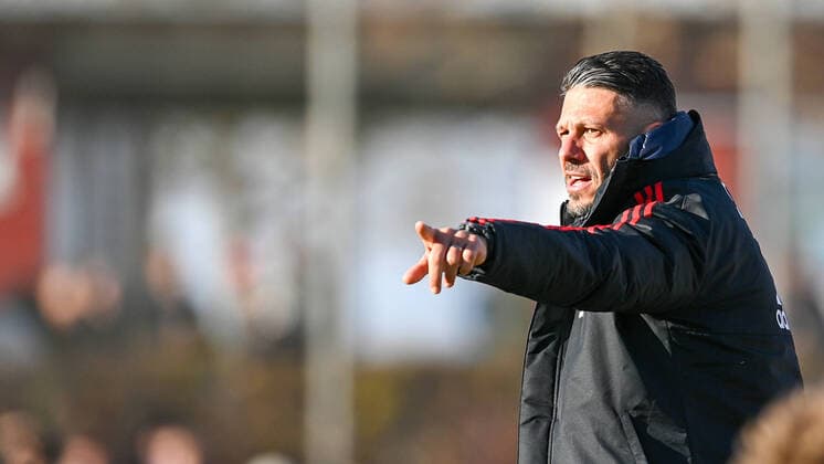 Coach Martin Demichelis FC Bayern München gives instructions, gestures, gesticulate with arms, gives instructions, gesticulate frame, action, action, 07 11 2021, Heimstetten Germany , Football, Regionalliga Bayern, SV Heimstetten FC Bayern München II xslx