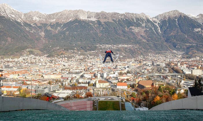 Bilder des Jahres 2021, Sport 11 November Sport Themen der Woche KW46 Sport Bilder des Tages NORDIC COMBINED - OESV, training INNSBRUCK,AUSTRIA,19.NOV.21 - NORDIC SKIING, NORDIC COMBINED, Ski jumping, Skispringen, Ski, nordisch - OESV, training. Image shows Stefan Rettenegger (AUT). GEPAxpictures xMichaelxKristen