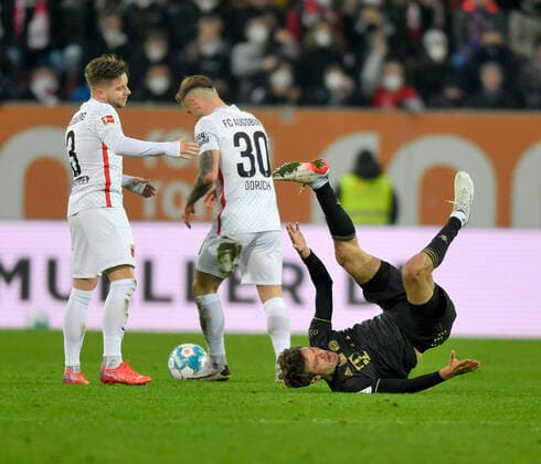 19 11 2021, Football 1 Bundesliga 2021 2022, Matchday 12, FC Augsburg FC Bayern Munich, at WWK Arena Augsburg, Thomas Müller FC Bayern Munich balls on the ground DFL and DFB regulations prohibit any use of photographs as image sequences and or quasi video