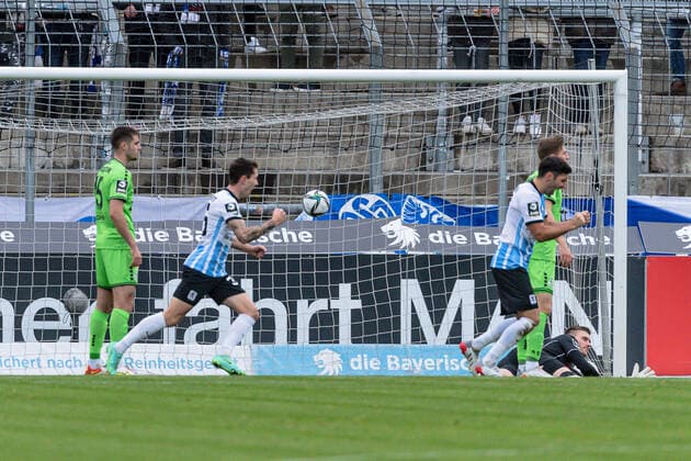 Munich players celebrate goal to make it 2 1 by Sascha Moelders TSV 1860 Muenchen, 9, not in picture TSV 1860 Muenchen vs MSV Duisburg, Football, 3 Bundesliga, 16 Matchday, Season 2021 2022, 20 11 2021 DFL DFB REGULATES PROHIBIT ANY USE OF PHOTOGRAPHS as IMAGE SEQUENCES and or QUASI VIDEO TSV 1860 Muenchen vs MSV Duisburg, Football, 3 Bundesliga, 16 Matchday, Season 2021 2022, 20 11 2021 Muenchen Copyright: xEibnerxPressefotox xHeikexFeinerx EP_EER