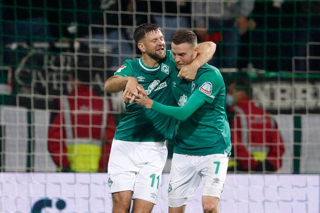 20 11 2021, wohninvest WESERSTADION, Bremen, Ligaspiel, 2 Bundesliga, SV Werder Bremen vs FC Schalke 04, in picture goal scorer Niclas Fuellkrug 11, Bremen and Marvin Duksch 7, Bremen cheer after the goal to 1 1 for Bremen DFL regulations prohibit any use of photographs as image sequences and or quasi video SV Werder Bremen vs FC Schalke 04