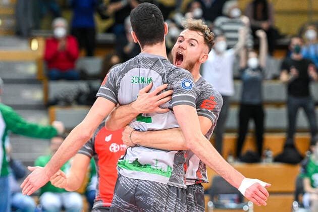 Haching players celebrate a point win, jubilation, celebration, jubilation about the point, optimistic, action, action, 20 11 2021, Unterhaching Germany , Volleyball, 1 Bundesliga, TSV Haching München SWD powervolleys Düren, DFB DFL REGULATIONS PROHIBIT ANY USE OF PHOTOGRAPHS AS IMAGE SEQUENCES AND OR QUASI VIDEO xslx