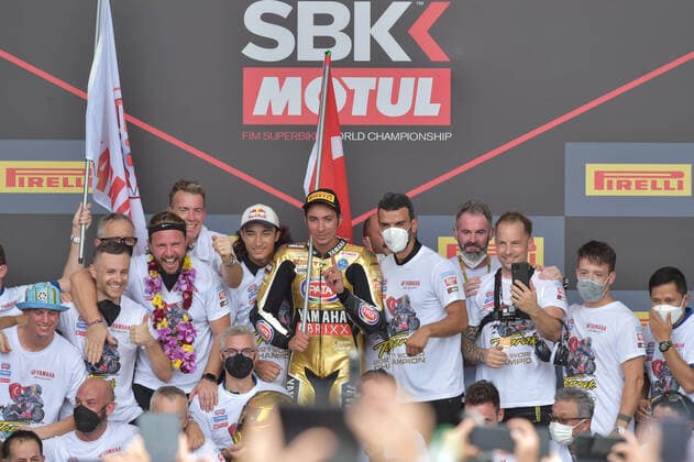 Bilder des Jahres 2021, Sport 11 November Sport Themen der Woche KW46 Sport Bilder des Tages Motorsport, World Superbike in Mandalika, Toprak Razgatlioglu ist neuer Weltmeister (211121) -- MANDALIKA, Nov. 21, 2021 -- Toprak Razgatlioglu (C) of Team Pata Yamaha with Brixx WorldSBK celebrates on the podium as Champion of MOTUL FIM Superbike World Championship, WM, Weltmeisterschaft 2021 during the Pirelli Indonesian Round of the MOTUL FIM Superbike World Championship 2021 in Pertamina Mandalika International Street Circuit, Indonesia, Nov. 21, 2021. ) (SP)INDONESIA-MANDALIKA-WORLD SUPERBIKE 2021-RACE 1 VerixSanovri