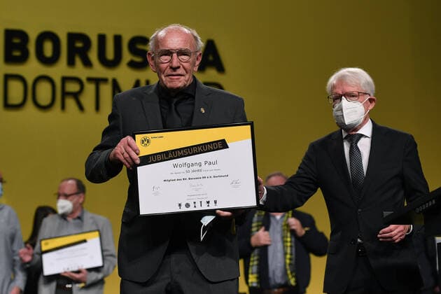 General meeting Borussia Dortmund on 21 11 2021 in the Westfalenhalle in Dortmund Wolfang Paul, captain of the BVB team that won the European Cup in 1966, left Reinhard Rauball, president of the Bundesliga club Borussia Dortmund, right xRx