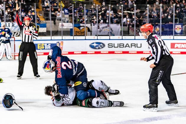 Disagreement between Matt Puempel Augsburger Panther, 73 and Andrew MacWilliam EHC Red Bull Muenchen, 2 EHC Red Bull Muenchen vs Augsburger Panther, Ice Hockey, DEL, 23 Spieltag, Saison 2021 2022, 21 11 2021 EHC Red Bull Muenchen vs Augsburger Panther, Ice Hockey, DEL, 23 Spieltag, Saison 2021 2022, 21 11 2021 Muenchen. Copyright: xEibnerxPressefotox xHeikexFeinerx EP_HFR