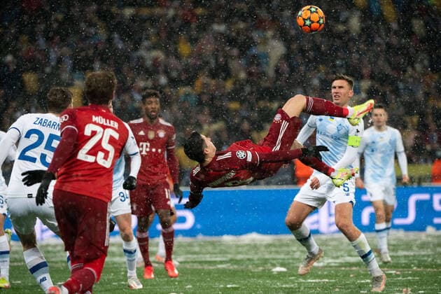Robert Lewandowski FC Bayern Muenchen 9 scores the goal to make it 1 0 via bicycle kick, UKR, Dynamo Kiev vs FC Bayern Muenchen, Football, Uefa Champions League, Group E, Matchday 5, 23 11 2021, Spielzeit 2021 2022 DFB REGULATIONS PROHIBIT ANY USE OF PHOTOGRAPHS AS IMAGE SEQUENCES AND OR QUASI VIDEO UKR, Dynamo Kiev vs FC Bayern Muenchen, Football, Uefa Champions League, Group E, 23 11 2021, Spielzeit 2021 2022 Kiev Copyright: xEIBNERx EP_MMR