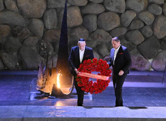 Football, Men, 2021 2022 season, 1 FC Union Berlin, a delegation from the club visited the Yad Vashem Holocaust Memorial as part of the Europa Conference League match at Maccabi Haifa, f l President Dirk Zingler 1 FC Union , Managing Director Oskar Kosche 1 FC Union laying a wreath at the Memorial Hall, 25 11 2021, Copyright: xMatthiasxKochx