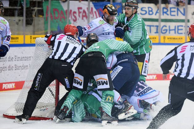 Rudelbildung auf dem Eis Bietigheim Steelers vs Eisbaeren Berlin DEL, Penny DEL , Ice hockey, Hauptrunde 25 Spieltag, Saison 2021 2022, 26 11 2021 Foto Eibner Tobias Baur Bietigheim Steelers vs Eisbaeren Berlin DEL, Penny DEL , Ice hockey, Hauptrunde 25 Spieltag, Saison 2021 2022, 26 11 2021 Bietigheim Copyright: xEibner-Pressefotox EP_TBR