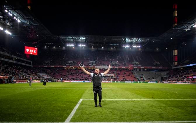 Final cheer coach Steffen Baumgart Cologne tips his hat to the fans 1 FC Köln Borussia Mönchengladbach 27 11 2021, Football 1 Bundesliga, season 2021 22 Photo Moritz Müller