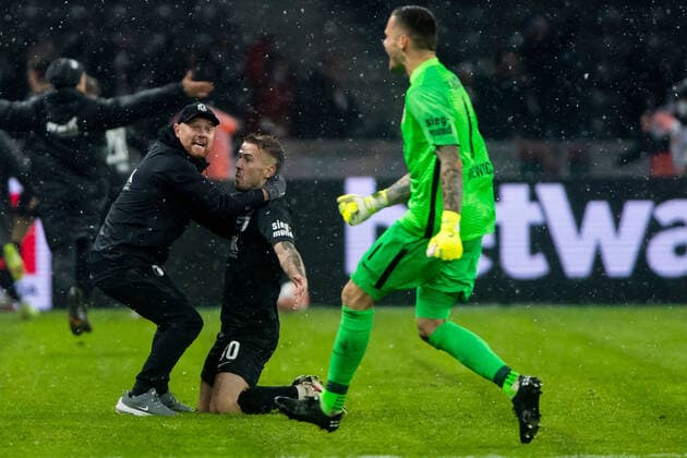 27 11 2021, xfrx, Fussball 1 Bundesliga, Hertha BSC Berlin FC Augsburg emspor, v l Niklas Dorsch FC Augsburg celebrate the goal,Torjubel zum 1 1 DFL DFB REGULATIONS PROHIBIT ANY USE OF PHOTOGRAPHS as IMAGE SEQUENCES and or QUASI VIDEO Berlin