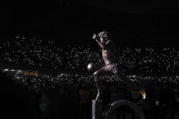 Bilder des Jahres 2021, Sport 11 November Sport Themen der Woche KW47 Sport Bilder des Tages Fußball, SSC Neapel - Lazio Rom, Statue von Diego Maradona wird präsentiert November 28, 2021, NAPOLI, ITALIA: The presentation ceremony of the statue of Diego Armando Maradona in the stadium dedicated to him. The statue, created by the sculptor Dario Caruso, after the presentation will then be permanently installed in front of the changing rooms of the Napoli team, 28 november2021. ANSA CIRO FUSCO Soccer: Serie A, SSC Napoli VS SS Lazio - ZUMAa110 20211128_zaf_a110_075 Copyright: xCiroxFuscox