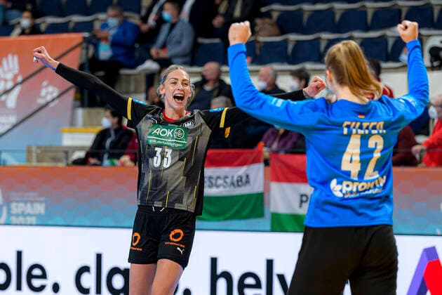Handball, Womens World Cup, Germany Czech Republic, Preliminary Round, Group E, 1 Matchday Luisa Schulze Germany Bietigheim , Goalkeeper Katharina Filter Germany Buxtehuder SV Jubel Freude Emotion Lliria Poliesportiu Pla de L Arc Spain