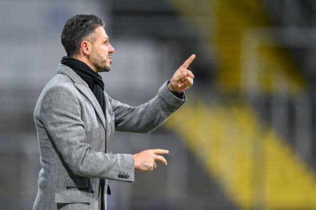 Coach Martin Demichelis FC Bayern München gives instructions, gestures, gesticulate with arms, gives instructions, gesticulate single image, action, action, 03 12 2021, Munich Germany , Football, Regionalliga Bayern, FC Bayern München II FV Illertissen xslx