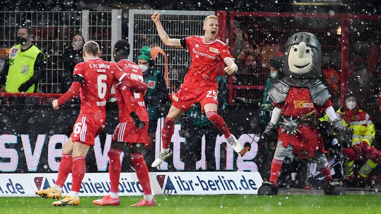 Football Bundesliga Season 2021 2022, Matchday 14, 1 FC Union Berlin vs RB Leipzig 03 12 2021 Goal for Union Timo Baumgartl centre back Union Berlin, back number 25 centre scores the goal to make it 2 1 for Berlin during the match Union Berlin vs RB Leipzig 03 12 2021 and celebrates his goal Baumgartl cheering Berlin Berlin Brandenburg Germany Stadion an der Alten Försterei