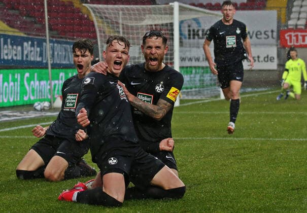 04 12 2021, xmohx, Fussball 3 Liga, 1 FC Kaiserslautern FC Viktoria Koeln emspor, v l Philipp Hercher Kaiserslautern celebrates with Mike Wunderlich and Daniel Hanslik behind the 2 0 DFL DFB REGULATES PROHIBIT ANY USE OF PHOTOGRAPHS as IMAGE SEQUENCES and or QUASI VIDEO Kaiserslautern