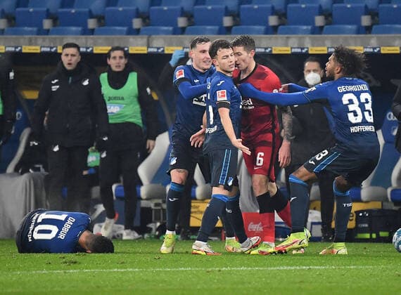 04 12 2021, xjhx, Football 1 Bundesliga, TSG 1899 Hoffenheim Eintracht Frankfurt emspor, v l Rudelbildung Munas Dabbur 1899 Hoffenheim Kristijan Jakic Eintracht Frankfurt Dennis Geiger 1899 Hoffenheim Georginio Rutter 1899 Hoffenheim DFL DFB REGULATIONS PROHIBIT ANY USE OF PHOTOGRAPHS AS IMAGE SEQUENCES AND OR QUASI VIDEO Sinsheim