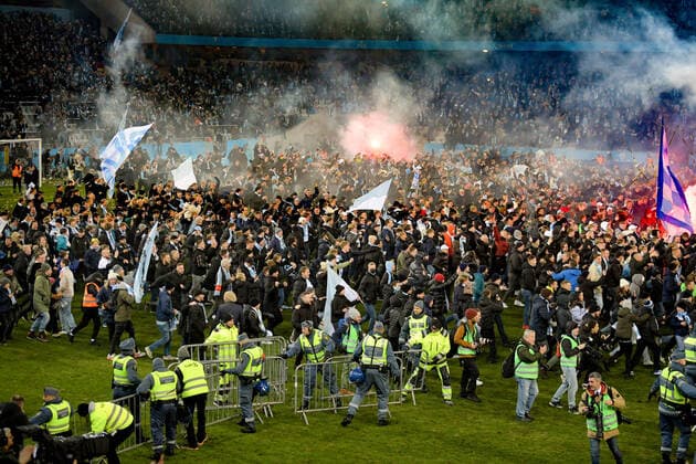211204 Malmö FFs supporters storm the pitch after the football match in the Allsvenskan between Malmö FF and Halmstad on December 4, 2021 in Malmö,  Copyright: MATHIASxBERGELD BB211204ZU005