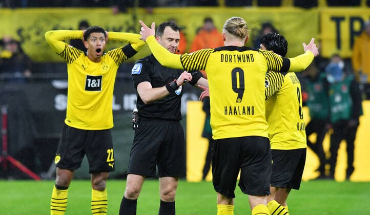 Football, Bundesliga, Germany, men, season 2021 2022, 14 matchday, Signal Iduna Park Dortmund Bor Dortmund, BVB yellow FC Bayern Munich, FCB red Jude Bellingham BVB , Erling Haaland BVB and Mahmoud Dahoud BVB dissatisfied with referee Felix Zwayer DFB DFL REGULATES PROHIBIT ANY USE OF PHOTOGRAPHS AS IMAGE SEQUENCES AND OR QUASI VIDEO